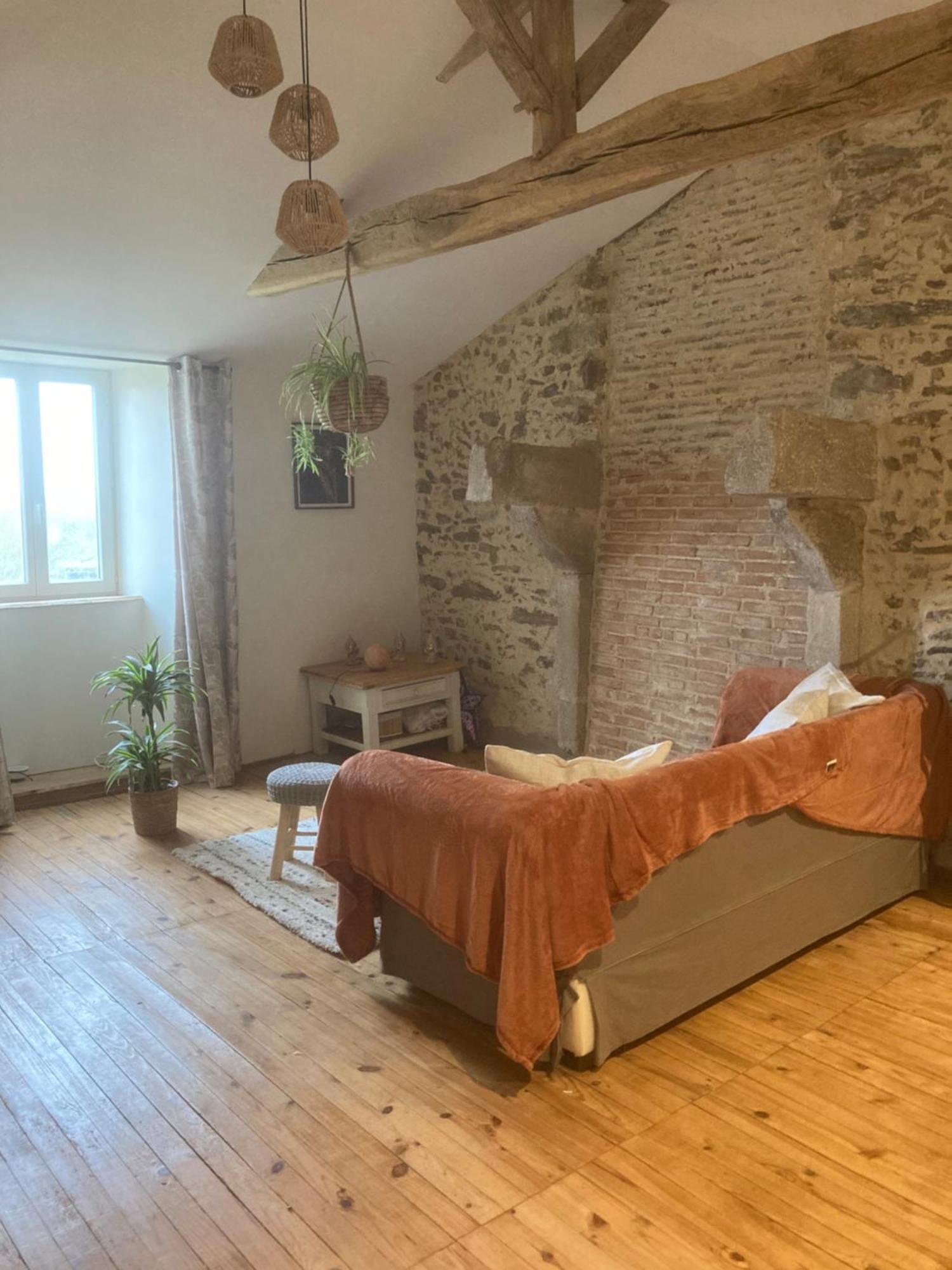 Premier Etage D Une Jolie Maison A La Campagne Montravers Exteriör bild